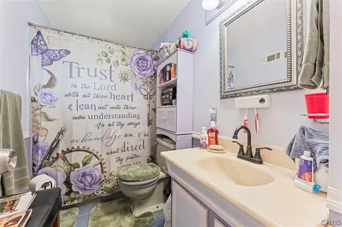 Bath - 4 Apple Tree Ln, Liverpool, NY 13090 photo 1 of 2