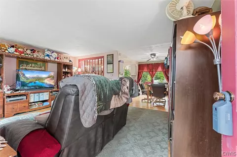 Entry Way - 4 Apple Tree Ln, Liverpool, NY 13090 photo 1 of 1