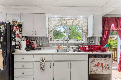Kitchen - 4 Apple Tree Ln, Liverpool, NY 13090 photo 4 of 4