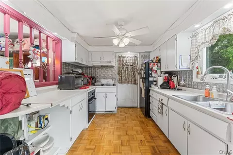 Kitchen - 4 Apple Tree Ln, Liverpool, NY 13090 photo 1 of 4