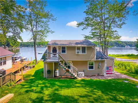 52 Bumpy Rd, Bernhards Bay, NY 13028