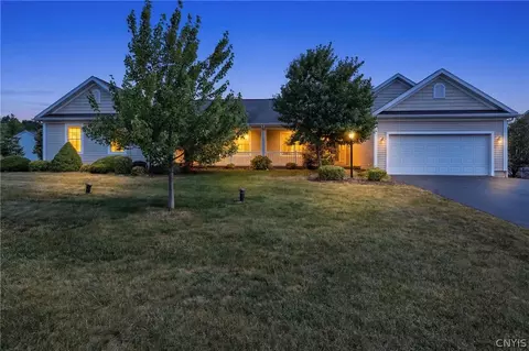 3778 Pegasus Cir, Syracuse, NY 13209