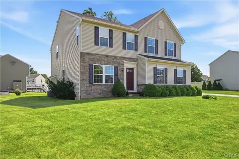 101 Rising Crest Cir, Minoa, NY 13116
