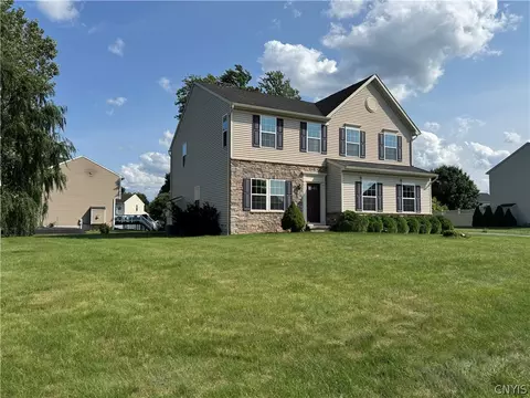 101 Rising Crest Cir, Minoa, NY 13116
