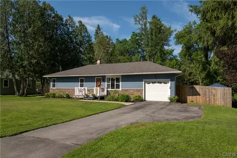2 Berkshire Dr, Westmoreland, NY 13490