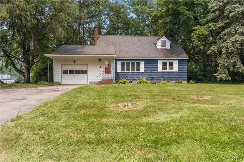 4 Evergreen Ln, Camillus, NY 13031