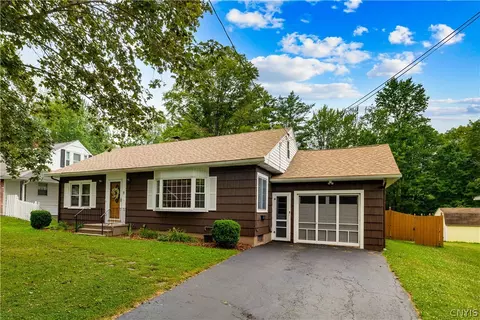 8 Parkway Pl, New Hartford, NY 13413
