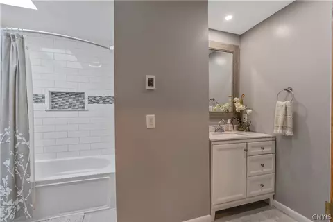 Bath - 6909 Shalimar Way, Fayetteville, NY 13066 photo 5 of 6