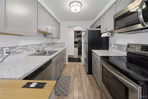 Kitchen - 123 Watertree Dr, East Syracuse, NY 13057 photo 2 of 3