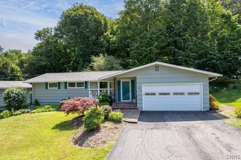 307 Oakridge Dr, Camillus, NY 13031