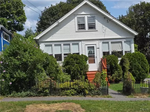 341 Cloveridge Dr, Syracuse, NY 13206