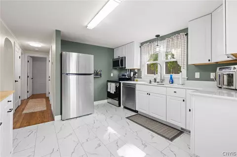 Entry Way - 108 Sutton Dr, Syracuse, NY 13219 photo 3 of 3