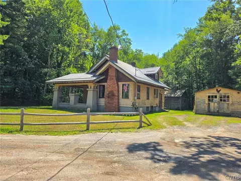 2472 Oneida St, Verona Beach, NY 13162