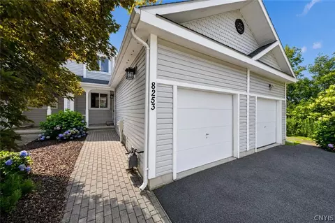 8253 Boatwatch Dr, Baldwinsville, NY 13027