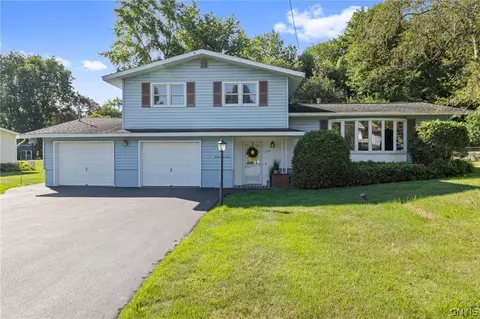 203 Oakridge Dr, Camillus, NY 13031