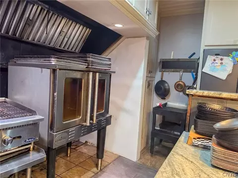 Kitchen - 6266 Lakeshore Rd S, Canastota, NY 13032 photo 8 of 9
