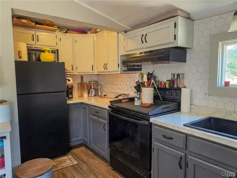 Kitchen - 6266 Lakeshore Rd S, Canastota, NY 13032 photo 9 of 9