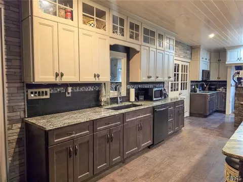 Kitchen - 6266 Lakeshore Rd S, Canastota, NY 13032 photo 4 of 9