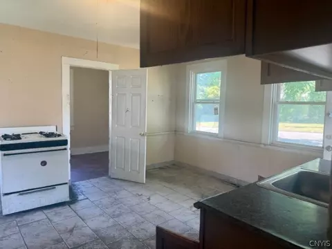 Entry Way - 919 Danforth St, Syracuse, NY 13208 photo 1 of 2