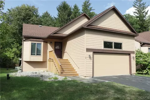 40 Nursery Ln, Syracuse, NY 13210