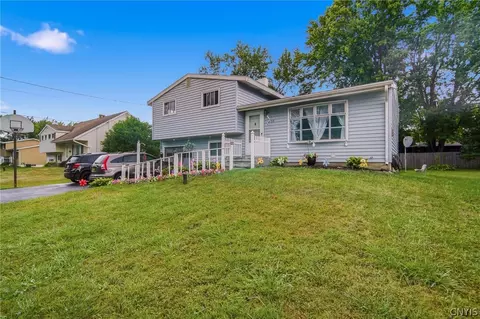 16 Huckleberry Ln, Liverpool, NY 13090