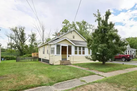 219 Garden City Dr, Salina, NY 13211