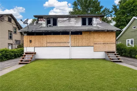 305 E Molloy Rd, Salina, NY 13211