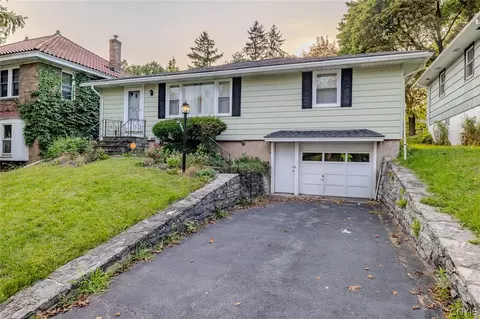 306 Carlton Dr, Syracuse, NY 13214