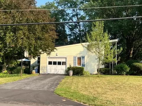 26 Richlee Dr, Camillus, NY 13031