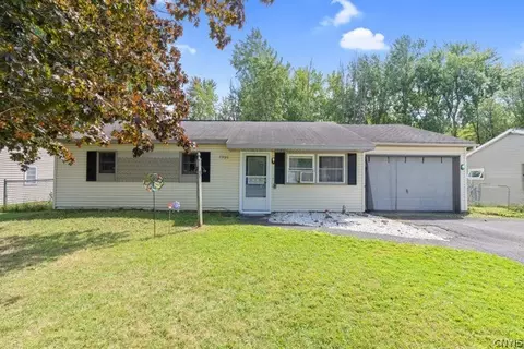 7906 Eisenhower Blvd, Bridgeport, NY 13030