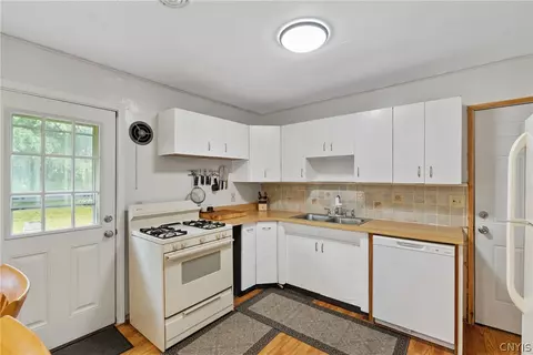 Kitchen - 46 Wexford Rd, Syracuse, NY 13214 photo 3 of 4