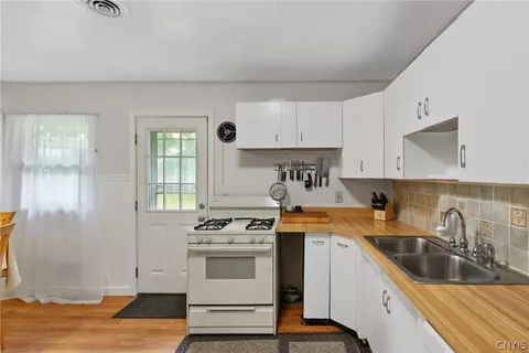 Kitchen - 46 Wexford Rd, Syracuse, NY 13214 photo 4 of 4