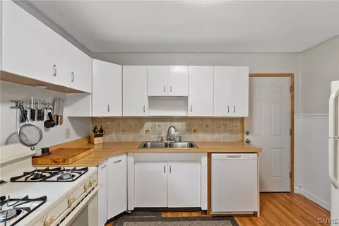 Kitchen - 46 Wexford Rd, Syracuse, NY 13214 photo 2 of 4