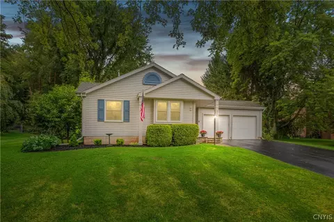 4750 Sabre Ln, Manlius, NY 13104