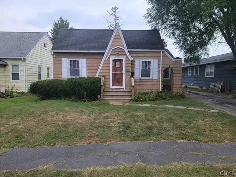 202 Darlington Rd E, Salina, NY 13208