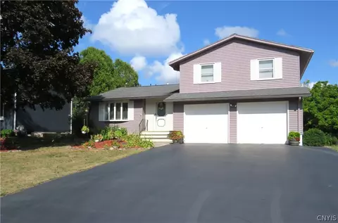 7376 Farmstead Rd, Liverpool, NY 13088