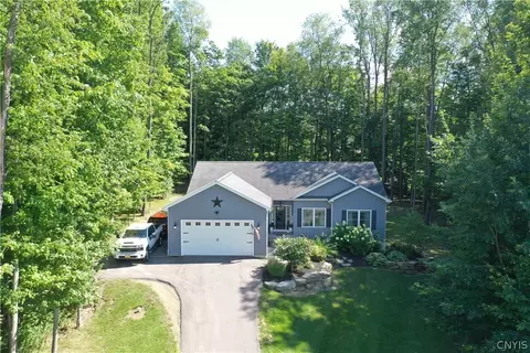 956 Walden Pond Ln, Cortlandville, NY 13045
