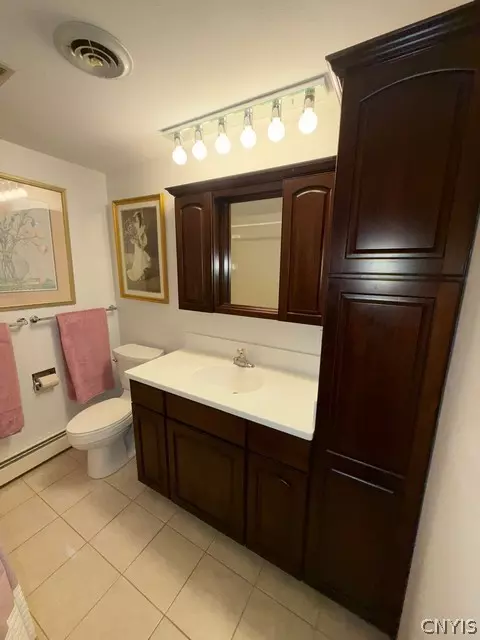 Bath - 1656 Channelside, Lysander, NY 13027 photo 2 of 5