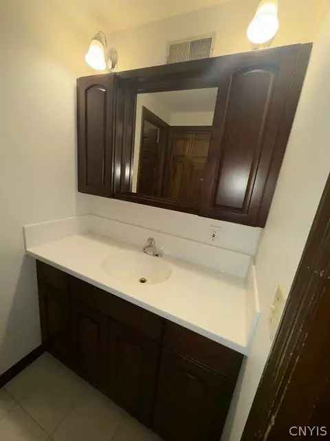 Bath - 1656 Channelside, Lysander, NY 13027 photo 4 of 5
