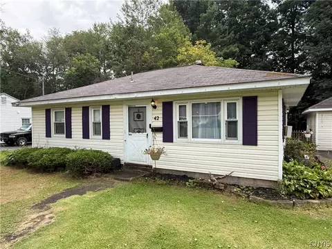 42 Pinecrest Rd, Whitestown, NY 13492