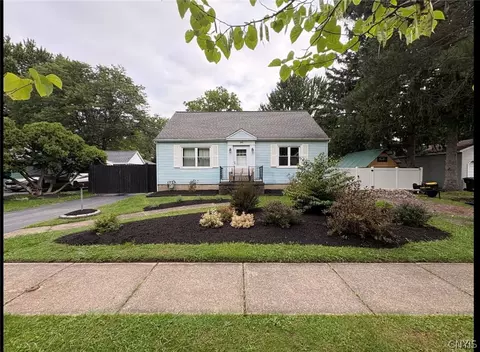 1340 Parkview Dr, North Tonawanda, NY 14120