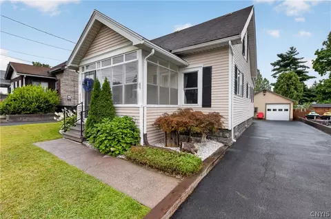 111 Brookfield Rd, Salina, NY 13211