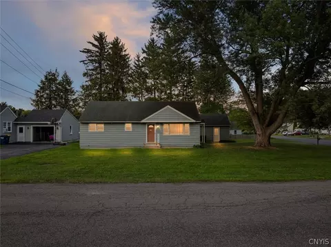 117 Robinhood Ln, Camillus, NY 13031