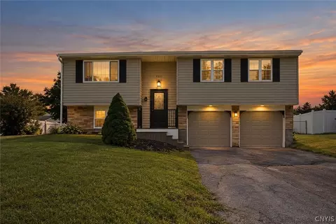 8300 Redwing Dr, Liverpool, NY 13090