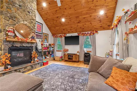 Living - 191 Nine Mile Point Rd, Scriba, NY 13126 photo 2 of 4