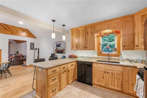 Kitchen - 191 Nine Mile Point Rd, Scriba, NY 13126 photo 4 of 8