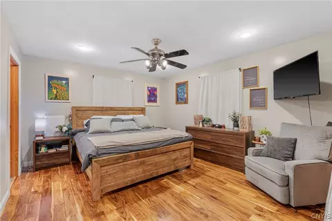 Bedroom - 191 Nine Mile Point Rd, Scriba, NY 13126 photo 2 of 4