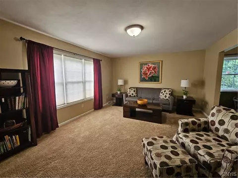 Living - 110 Cedarcrest Ln, Oneida, NY 13421 photo 5 of 8