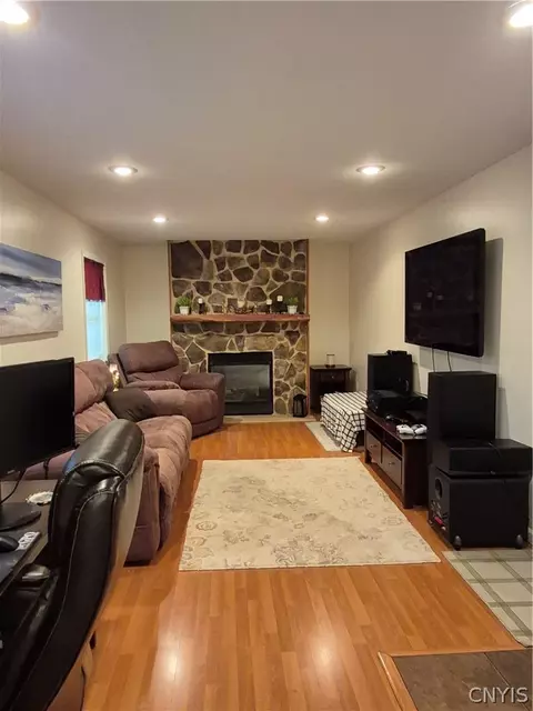 Living - 110 Cedarcrest Ln, Oneida, NY 13421 photo 4 of 8