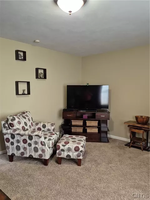 Living - 110 Cedarcrest Ln, Oneida, NY 13421 photo 7 of 8